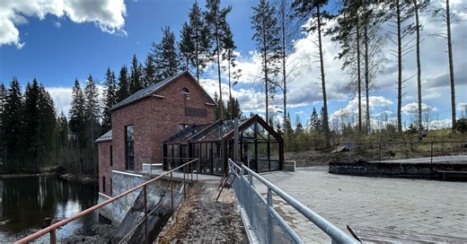 Kangaskosken vanha voimalaitos Hiitolanjoella muuttui museoksi: sisällä kuuluu koneiston käynnistyminen