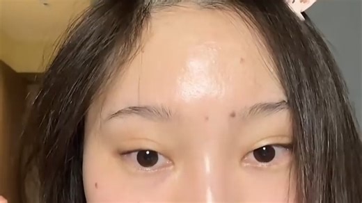 美白焕亮精华小瓶装（SP02），轻盈质地易吸收，出差旅行随身带，每天早晚使用肌肤更透亮，告别暗沉有光泽！