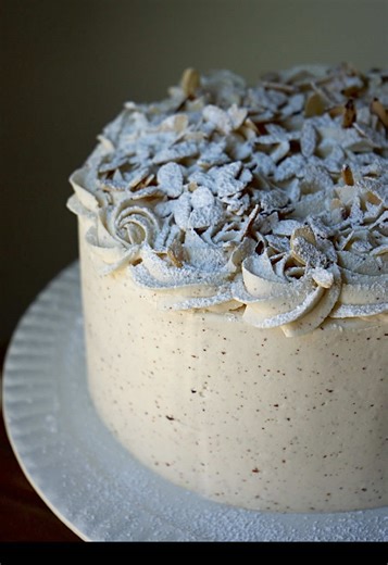 Almond Croissant Cake Tutorial Almond croissants have always felt like a little luxury to me, something saved for travel days, celebrations, or really special pastry shops. So naturally, this almond croissant cake has been living rent-free in my head for months. This is my perfect vanilla cake with a touch of almond, layered with cooked frangipane and finished with brown butter buttercream, toasted almonds, and powdered sugar. If you love almond croissants, this one’s begging to be the centerpie