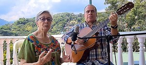 De Cali, Colombia 🇨🇴, para el mundo. Temporada 4: Canción del Día # 327 ( 1423 ) Hoy tenemos una invitada supremamente especial EN TARIMA CON ALFREDO. Se trata de María Nency Cárdenas, quien, con sus 87 añitos, posee un oído y una afinación increíbles, además de una memoria prodigiosa y un gusto y pasión por la música, que lleva en la sangre, gusto que ha transmitido a sus hijos y nietos. Con su maravillosa voz ha interpretado diversos géneros que han tocado el corazón de amigos y familia. Hoy