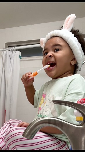 7.1K views · 129 reactions | My 3 year old loves to brush her teeth藍 she’s so extra. But so cute. But also that gurggle is something else 藍藍來 #trendingvideo #ToddlerLife #nighttimeroutine Vante Murry | Julie Murry | Facebook