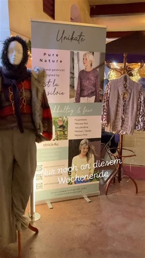strick4u Design on Instagram: "Auf meinem Weihnachtsmarkt stand kannst du meine Designs fühlen, sehen Anprobieren. Anleitungen dazu gibt es bei Etsy und Ravelry. Tutorials findest du bei YouTube. Außerdem zu sehen auf meinem Stand in der Wollecke: Garne: @atelier_zitron @lana0nline #weihnachtsmärkte #gutwolfgangshof #strick4udesign #strick4u #strickdesign #strickanleitung #tutorial #strickenmachtglücklich #knitterofinstagram"
