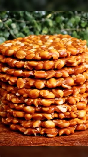 India Ka Tadka on Instagram: "Make Super Crunchy Peanut Chikki with Just 2 Ingredients | Healthy Sweet Snack सर्दियों में खाने के लिए हेल्दी और क्रंची मीठा चाहिए? सिर्फ 2 चीज़ों से बनाएं सुपर क्रंची पीनट चिक्की यह आसान रेसिपी ठंड के मौसम के लिए परफेक्ट है और एक पारंपरिक भारतीय मिठाई है Gud aur moongfali ka perfect winter pyaar 💛 Old-school sweetness, timeless taste 🥜 Desi snack, desi swag 😄 Bachpan ki yaadein ek tukde mein Thand ho ya bhookh, peanut chikki to the rescue Winter warmth in every