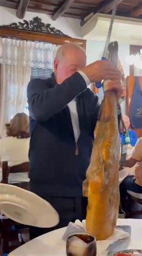 El Espectáculo que siempre nos recibe en el Restaurante Casas en Aracena, el Templo del Ibérico onubense. Es un placer de Manolo nos abra este magnífico Cinco Jotas de su reserva particular en la mesa y nos corte un platito de jamón 100% ibérico de bellota. #aracena #huelva #jamonibericodebellota #cincojotas #cortadordejamon | Jamonería La