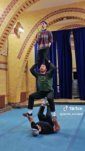 Drunk Acrobat | acrobatic physique