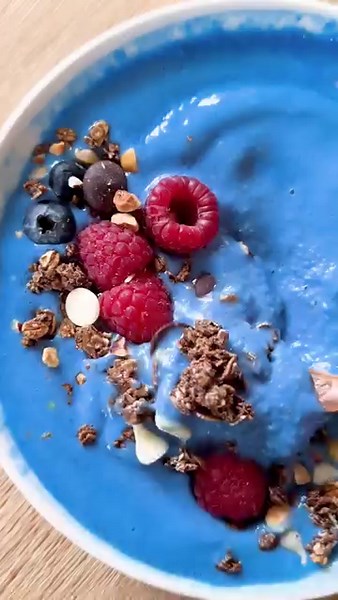 What makes this smoothie so blue? The secret is blue spirulina powder, made from a type of blue algae rich in proteins, vitamins, minerals and antioxidants. 💙 To make, mix in a blender: ◾ Banana ◾ Frozen mango ◾ Milk of your choice ◾ A dash of vanilla extract ◾ Blue spirulina (1 tbs) #BlueSpirulina #SmoothieRecipe #smoothies | A Healthier Michigan