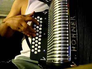 aprende los acordes de primera, segunda y tercera de sol acordeon de botones instruccional