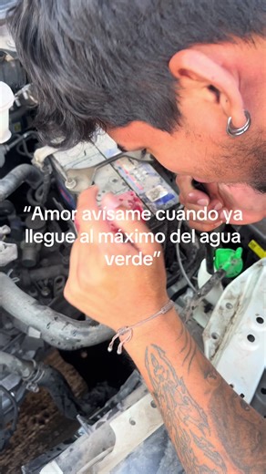Ya no podía ayudarlo en nada más aparte de ponerle la cámara en la cara JFNSNFNSNDKSNS #chile #fyp #autos #porotos #novio