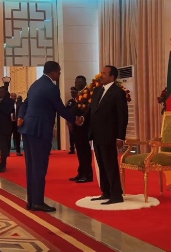 🛑🛑🛑Chaque parent connait ses enfants et par coeur . En 42 ans papa Paul Biya a travaillé avec des milliers de collaborateurs .De près de loin, il observe et sait identifier qui aime vraiment ce pays , qui est vrai, qui est capable au prix de sa vie de défendre ce pays .Il voit , il sait. Eto'o s'est rapproché de Poutine lorsque tous les occidentaux demandaient d'éviter Moscou. Eto'o durant sa carrière était un symbole de la fierté. africaine ,un vrai fédéraliste de type Nyerere ou Kenneth Kau