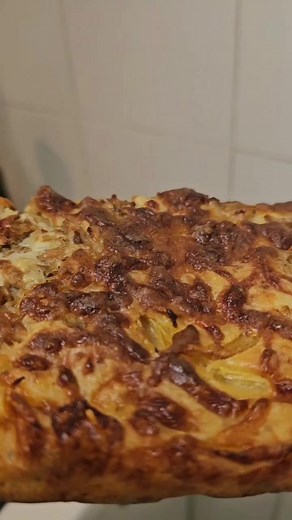 Pizza the easy way Ingrediënten 1 paprika 1 ajuin 1 tomaat 4 champignons De groentjes kort aanbakken en.eventueel kruiden naar wens 1 blik tonijn scheut olijfolie Deeg: 2 eieren 50ml olijfolie 400ml melk 170g bloem 1 tl zout 1 tl oregano 1 tl bakpoeder #pizza #easypizza #foodtok #watetenwevandaag