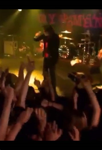 when gerard way did a juno pose