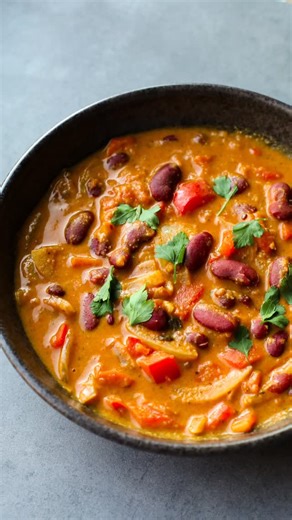 Marie Boudia on Instagram: "Soupe protéinée – sans viande 🥫🫘 Une soupe ultra simple, nourrissante et pleine de goût. Idéale quand on veut du réconfort sans viande, mais avec de vraies protéines végétales 🌱 Ingrédients • 1 boîte de 400 g d’haricots rouges • 400 g de tomates concassées • 100 g de poivron • 50 g de purée de cacahuètes • 400 ml d’eau • 1 cube de bouillon de légumes (ou équivalent en poudre) • 1 oignon • 2 gousses d’ail • 1 c. à c. de cumin • 1 c. à c. de graines de coriandre • Pa