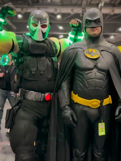 Batman and Bane cosplay from DC Comics, filmed at MCM London Comic Con 2025 by Comic Con News Cosplayer : @finishhim_cosplay video : @Murat Can Kuscu @MCM Comic Con #batman #dccomics #comicconnews #bane #mcmcomiccon
