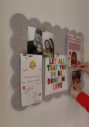 An adhesive bulletin board!🙌🏼 Linked on my Amzn Storefr0nt and on the “All Amazon finds” button in my bio!💕 #amazonfinds #amazonhome #momhacks #kidsart #bulletinboard