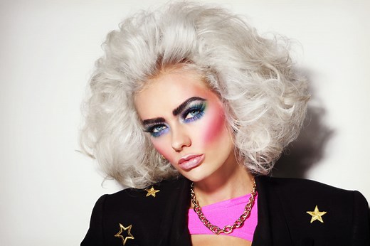 Maquillage des années 80 : comment faire ce make-up audacieux ?