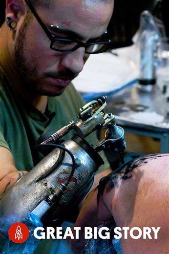 Tattooing with a custom prosthesis, the cyborg artist