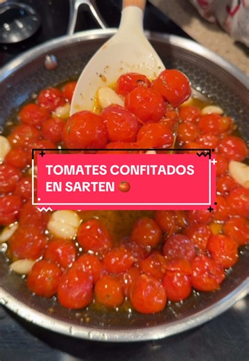 TOMATES CONFITADOS EN SARTÉN 🍅 Si tienes muchos tomates en casa y no sabes qué hacer con ellos, guarda esta receta. Estos tomates confitados en sartén quedan suaves, llenos de sabor y son perfectos para acompañar tostadas, huevos, ensaladas, pastas o simplemente comerlos así. Quedan ¡BUENISIMOS! INGREDIENTES: Tomates cherry o tomates pequeños Aceite de oliva extra virgen Dientes de ajo Hierbas como tomillo, romero u orégano Un poquito de sal, opcional PROCEDIMIENTO: 1.- Coloca los tomates en un