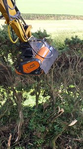 The Cyclone Flail Mulcher, your go-to tool for versatile vegetation management. For excavators in the 5 – 9 tonne range, it handles everything from clearing bushes and maintaining ditches to reclaiming overgrown land. #mde #mdemachinery | MDE Machinery