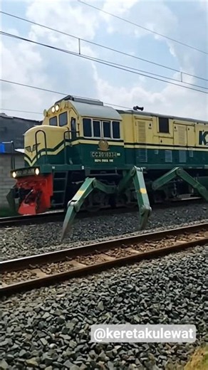 Lokomotif vintage cc201 brkaki laba-laba #keretaapi #keretaviral #keretaapiindonesia #railway #cc201