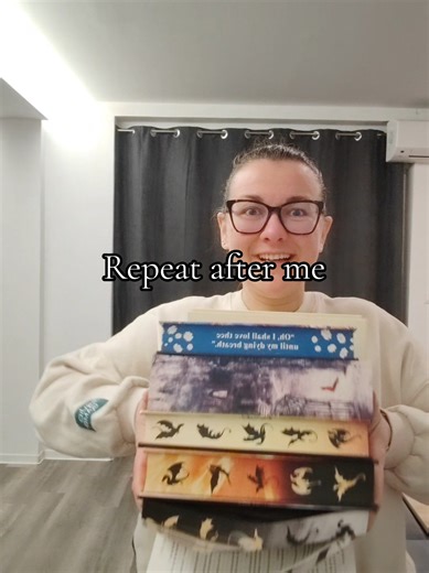 I took the books so fast the top one almost dropped to the floor and didn't grip the bottom one correctly (at least I didn't damage it, thankfully) #BookTok #booktokeurope #bookishgirls #fantasy #darkromance