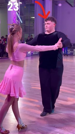 Spočiatku nikto neočakával veľa — ale keď sa hudba začala, jeho pohyby všetkých ohromili. 🎥 Pozrite si celé video v komentároch nižšie! | Denné videá