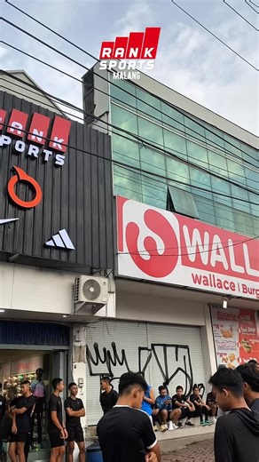 RANK Sports Malang on Instagram: "WHAT RUNNERS WORE — RANK ON RUN 🏃‍♂️🔥 Di event Rank On Run Ranksports Malang, bukan cuma seru larinya… tapi juga seru lihat sepatu-sepatu para peserta! 👀 Mulai dari daily trainer sampai running shoes super nyaman, semuanya langsung dipakai ngetes perform di jalanan — dan hasilnya? Banyak yang finish dengan senyum puas! 😆👟 Buat kalian yang jadi kepikiran pengen mulai lari atau upgrade sepatu running, langsung aja datang dan cobain sendiri di store! Kita bant