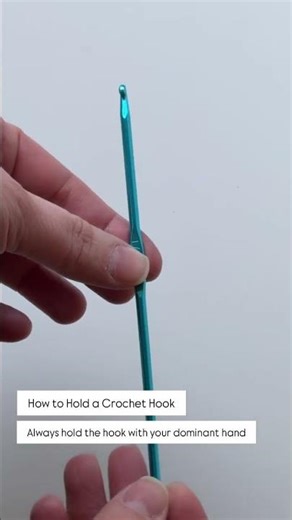 Learn how to crochet: How to hold the crochet hook