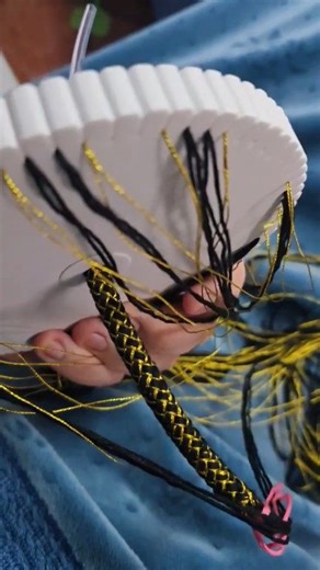 Proud moment! 💛 So happy and proud to share this beautiful kumihimo made by one of my followers! 🎥(Mariano Carrasco) 🥰 Seeing you create and finish this piece makes my heart so full. Your dedication and patience truly show in your work. 👏🙌💙 Keep shining and inspiring others who love kumihimo — this is just the beginning! ✨️🧵 #kumihimo #kumihimobraid #handmadewithlove #kumihimopattern #dragonscalepattern #braidedbracelet #fiberart #weaving #corddesign #stranddetail #handcrafted #makersgonn