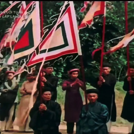 Vua Hàm Nghi (1871 – 1944) là vị hoàng đế thứ 8 của nhà Nguyễn và là một trong ba vị vua yêu nước tiêu biểu trong thời kỳ Pháp thuộc (cùng với vua Thành Thái và Duy Tân). Cuộc đời ông là một bản hùng ca đầy bi tráng về lòng tự tôn dân tộc. ​Dưới đây là những thông tin chi tiết về vị vua này: ​1. Thân thế và Lên ngôi ​Tên thật: Nguyễn Phúc Ưng Lịch. ​Niên hiệu: Hàm Nghi. ​Gia thế: Ông là con trai thứ năm của Kiên Thái Vương Nguyễn Phúc Hồng Cai và bà Phan Thị Nhàn. Ông là em trai của vua Kiến Phú