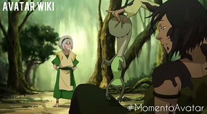 ¿Recuerdan a Toph? ¡Volvió, en forma de Yoda! Ok no 😂, un #MomentoAvatar bastante solicitado: Toph dandole sus pataditas a Korra. Episodio 3 del Libro 4 de la Leyenda de Korra. | Avatar Wiki