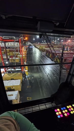 Understanding Straddle Carriers in Snowy Conditions