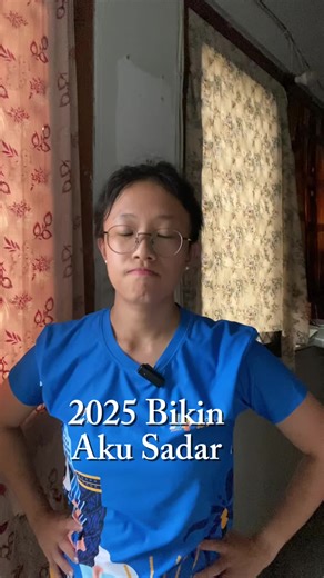 Bandingin sama diri aku yg dulu. Aku kagum sama diriku yg dulu. Kok kamu bisa sihhh sampai di tahap itu Kenapa skrg rasanya berat 🥲 Kalau dipikir2 lagi banyak berkat lain, tapi tertutup sama angka.. Kalau flashback ke masa2 dulu jadi kagum & amazed sendiri kok bisa ya Dari produk cable bites, kue kering, kue tradisional, dessert oats, oatmeal sampai sekarang berbagai produk dicoba Dari packaging kurang proper ga percaya dulu ada aja yg beli, terharu #2026newyear #resolusi2026 #goodbye2025 #2025