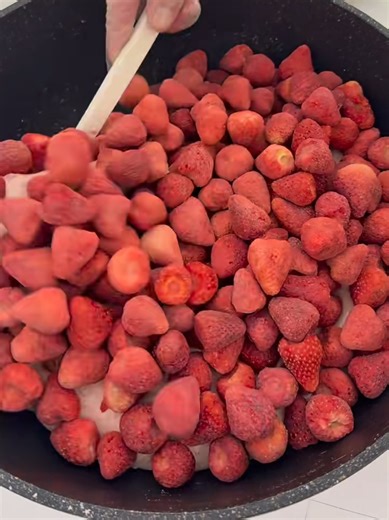 How to Make Creamy Strawberry Snowflake Candy