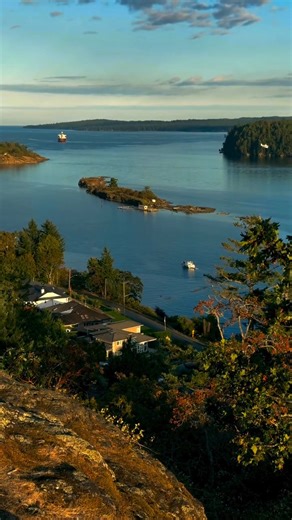 There’s just something about the views from Sugarloaf Mountain… they always deliver. 🌅 From golden hour skies to twinkling city lights, this little hill proves that the best views don’t always need a long hike to earn them. It’s one of those spots that never gets old. The kind of place you bring visitors to, or escape to yourself when you just need a minute (and a killer view). ✨ We’ll go first: Sugarloaf’s one of our faves. Now your turn. Where’s your go-to Nanaimo viewpoint? 👀 📹: dhirendra_