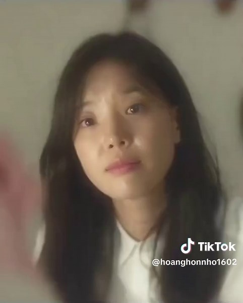 Nơi anh chỉ toàn là bão với giông nào ngờ em thích nắng hồng...☔