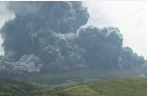 VIDEO: Japan warns tourists on Mount Aso after eruption