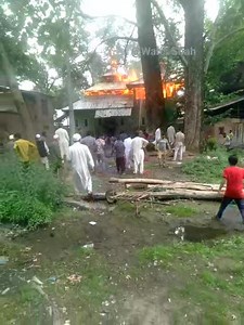 Fire broke out in Masjid Sharif at #Nunwani Brakpora #Anantnag, Fire Tenders on job. More Details Awaited.... | Waris Shah Journalist