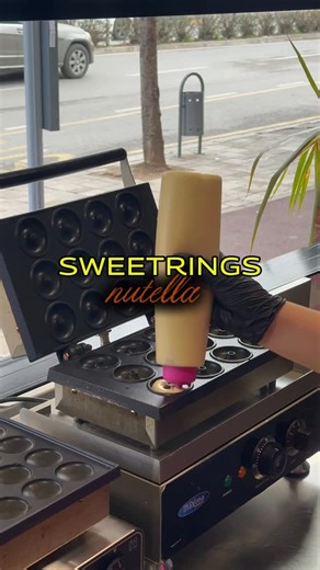 SWEET BOX ALBANIA on Instagram: "SweetRings me shije NUTELLA – kombinimi perfekt i butësisë dhe shijes që s’harrohet 🤍🖤 A do t’i provonit? 😍 🛵 POROSIT TANI NE BABOON , FOODNI , WOLT #SweetBox #SweetRings #NUTELLA"