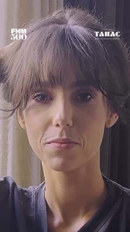 FHM Nederland on Instagram: "Zit ook vol verrassingen deze vrouw @gwenvanpoorten 😂 De FHM500 met Gwen is nu verkrijgbaar via onze link in bio! 👈🏼 #fhm500 #gwenvanpoorten #winnaressenweetjes #magazine #fhm #bestelnu #linkinbio"