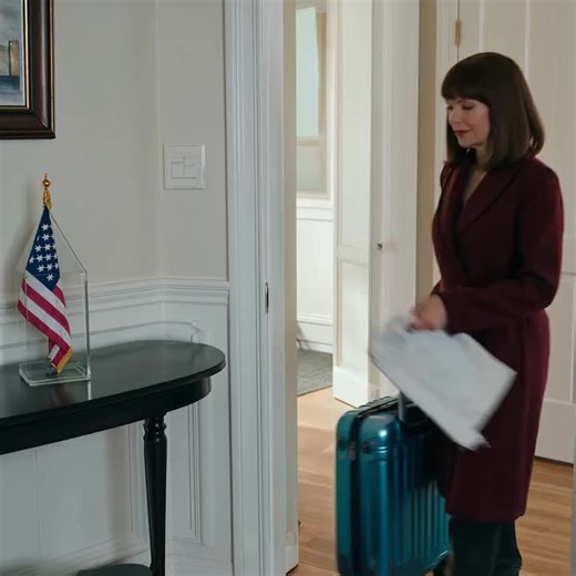 “Wake at 3, cook for 30—then head out before the guests arrive,” my daughter-in-law said; my son nodded. I folded the apron, booked a ticket, and left. By noon: 53 missed calls, an empty table, a perfect house unraveling. That Thanksgiving, I didn’t serve a feast—I set a boundary. Thanksgiving Eve in a quiet American cul-de-sac: a small flag lifting on a brick porch, cinnamon and rosemary in a bright, echo-clean kitchen. The kind of place where the HOA sends gentle reminders and everyone pretend