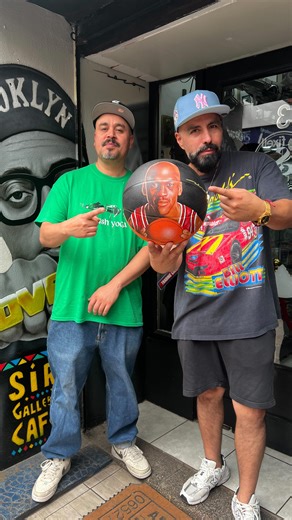 Michel sanchez DVD PLANET TV “CHOQUE DE PUÑOS” on Instagram: "Mira este increíble ARTE DE MICHAEL JORDAN creado por @secosanchezoriginal en @sirgallerycafe_ simplemente IMPRESIONANTE 💎 #mj #michaeljordan #cafe #poleras #choquedepuños"