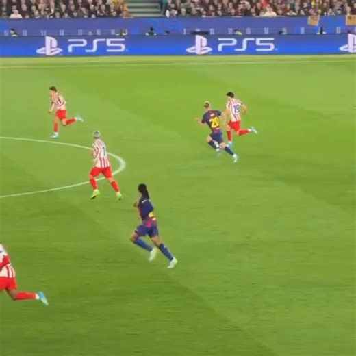 https://t.co/9amIdytncsPlus je regarde la situation, plus j’ai l’impression que c’est Giuliano Simeone qui laisse traîner son pieds, sans avoir le contrôle du ballon.