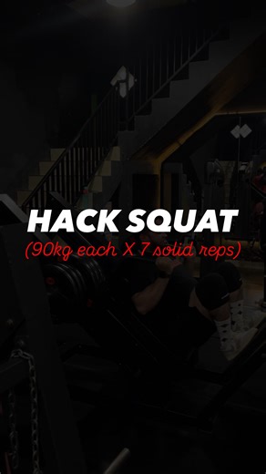 Khairul Hamdi bin Abraham on Instagram: "HACK SQUAT (90kg each X 7 solid reps) - Beban berat (berat bagi natural) - Full Range of motion (anti turun seuprit club) - menekuk penuh pada lutut (paha belakang menyentuh betis) - mengontrol pase eksentrik / kontrol ketika turun - tidak memantul ketika naik / pakek momentum untuk pemula alangkah baiknya menguasai basic squat dulu sebelum memutuskan untuk pakek mesin seperti hack squat / pendulum Squat, karena menurut saya basic itu penting saya memutus