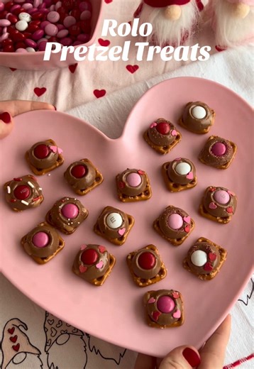 Rolo Pretzel Treats! 🥨🍫 - 30 pretzel snaps - 30 Rolo candies - 30 Valentine’s Day m&ms Looking for a fun and easy valentines day treat? Make these Rolo Pretzel Bites! You only need 3 ingredients and 3 minutes to make them! They’re that easy! Enjoy!💗 #valentinesday #valentinesdaydesserts #easydessert #vdaytreats #galentinesday
