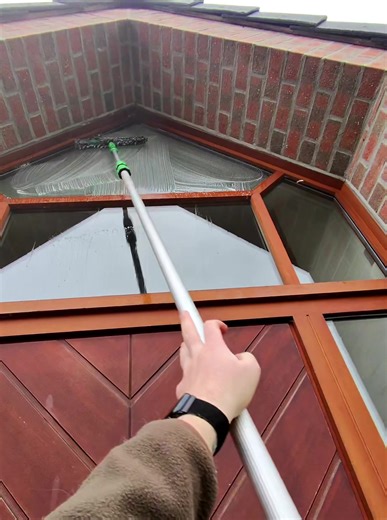 Un peu de travail à la perche🧼🪟#nettoyagevitres #satisfysing #window #cleaning #clean