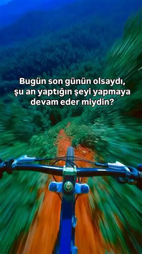 Nöro: Beden ve Beyin | Somatik Dönüşüm 🧠 on Instagram: "Beynin, seni hayatta tutmak için tasarlanmış bir "tahmin makinesidir" ve varsayılan ayarı (default mode) sonsuza dek yaşayacakmışsın gibi çalışmaktır. Ancak "Bugün son günün olsaydı?" sorusu, Anterior Cingulate Cortex (ACC) bölgesinde anında elektriksel bir fırtına yaratır. Bu bölge, inançlarınla eylemlerin arasındaki tutarsızlığı denetler. Eğer cevabın "Hayır" ise, ACC güçlü bir "hata sinyali" (prediction error) üretir. Hissettiğin o ani 