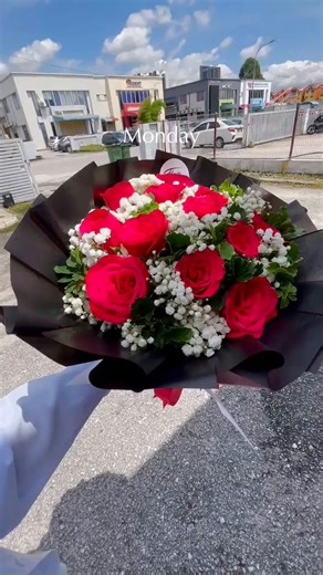 A bouquet for every day of the week 🌸 From Monday blues that need brightening to Sunday resets that deserve fresh blooms - every single day is worth celebrating! ✨ Why wait for big occasions? Birthdays and anniversaries are beautiful, and so are random Tuesdays when someone needs a smile. Graduations are milestones, and everyday victories matter just as much 💕 Send flowers for the big moments AND the small ones. Life's most precious celebrations happen in the everyday - the spontaneous surpris