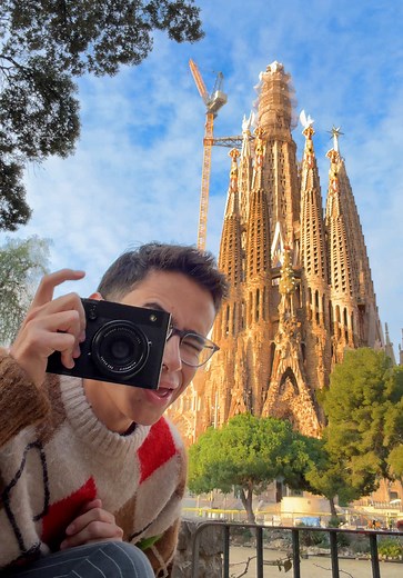 Jamás superaré ese día, encontré boletos liberados dos días antes y lanzarme al primer horario para conocer la sagrada familia, fue lo mejor. La luz dorada, vacío y todo el álbum LUX sonando en mis audífonos, una experiencia de otro mundo ☁️🤍 Fotos tomadas con FUJI GFX100RF #sagradafamilia #barcelona #gaudi #fotografo #gfx100rf