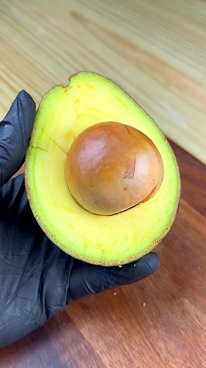 Receta fácil con pepa de aguacate para un cabello brillante