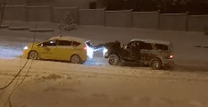 Man uses own legs to push cab up snowy street in Surrey (VIDEO) | News
